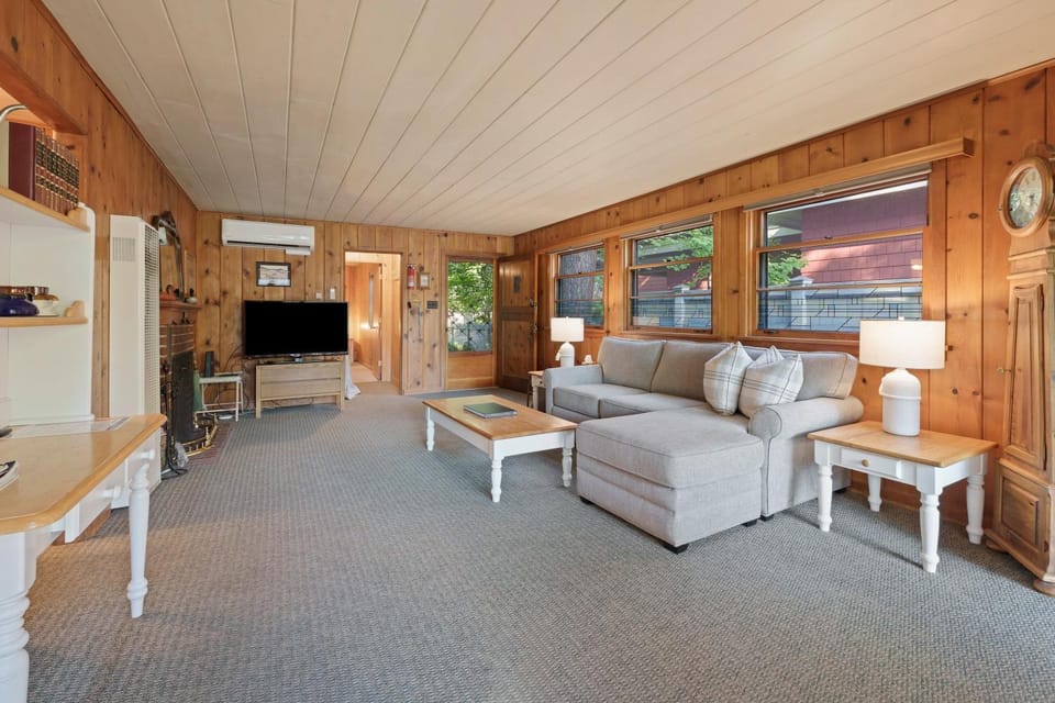 Mirror Pond bungalow House in Bend