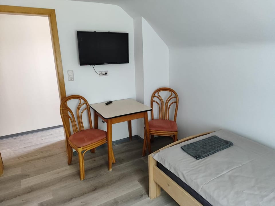 Bed, TV and multimedia, Seating area, Bedroom