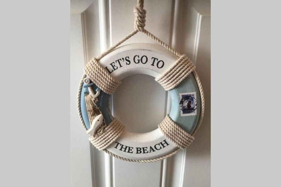 Entire Ground Floor Apartment - West Bay Apartment in West Bay, UK