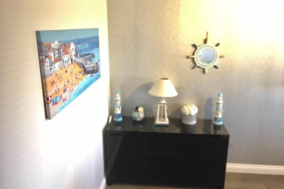 Entire Ground Floor Apartment - West Bay Apartment in West Bay, UK