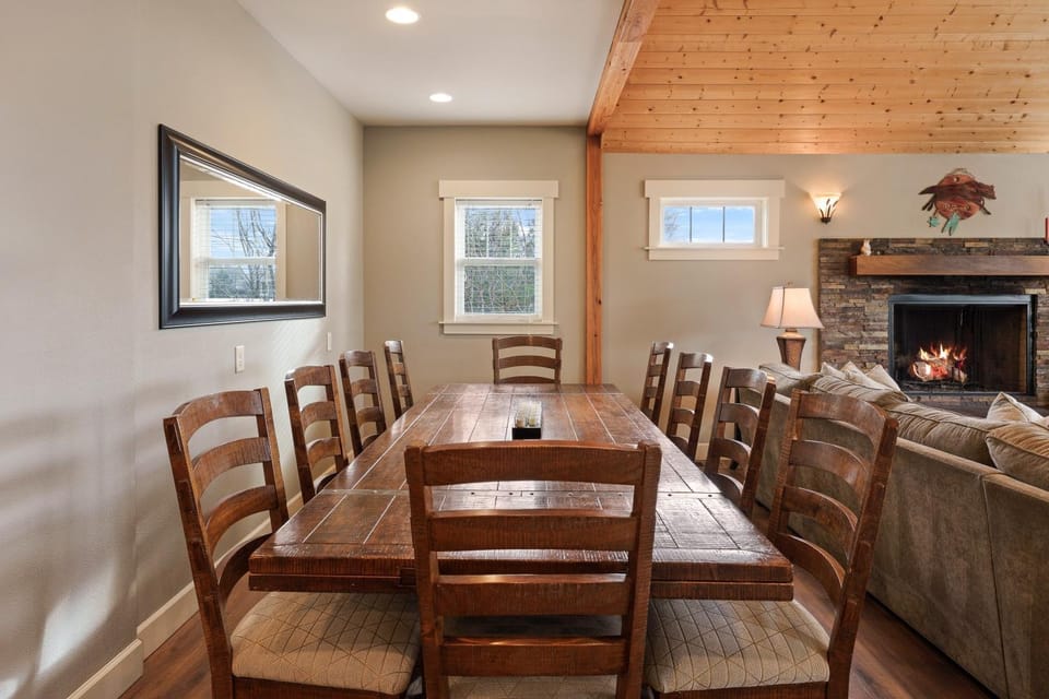 Spacious Five Peaks Home with Soaking Tub and BBQ House in Bend