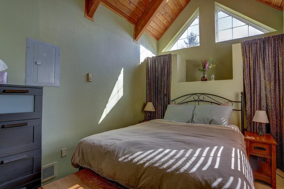 Pet Friendly Waveseeker Private Yard House in White Salmon