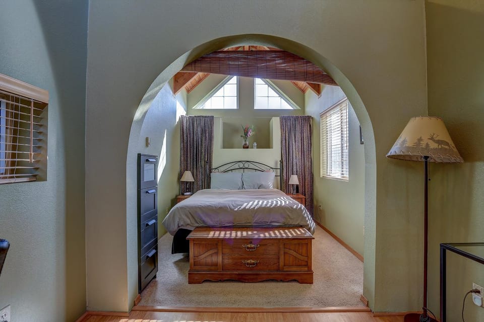 Pet Friendly Waveseeker Private Yard House in White Salmon