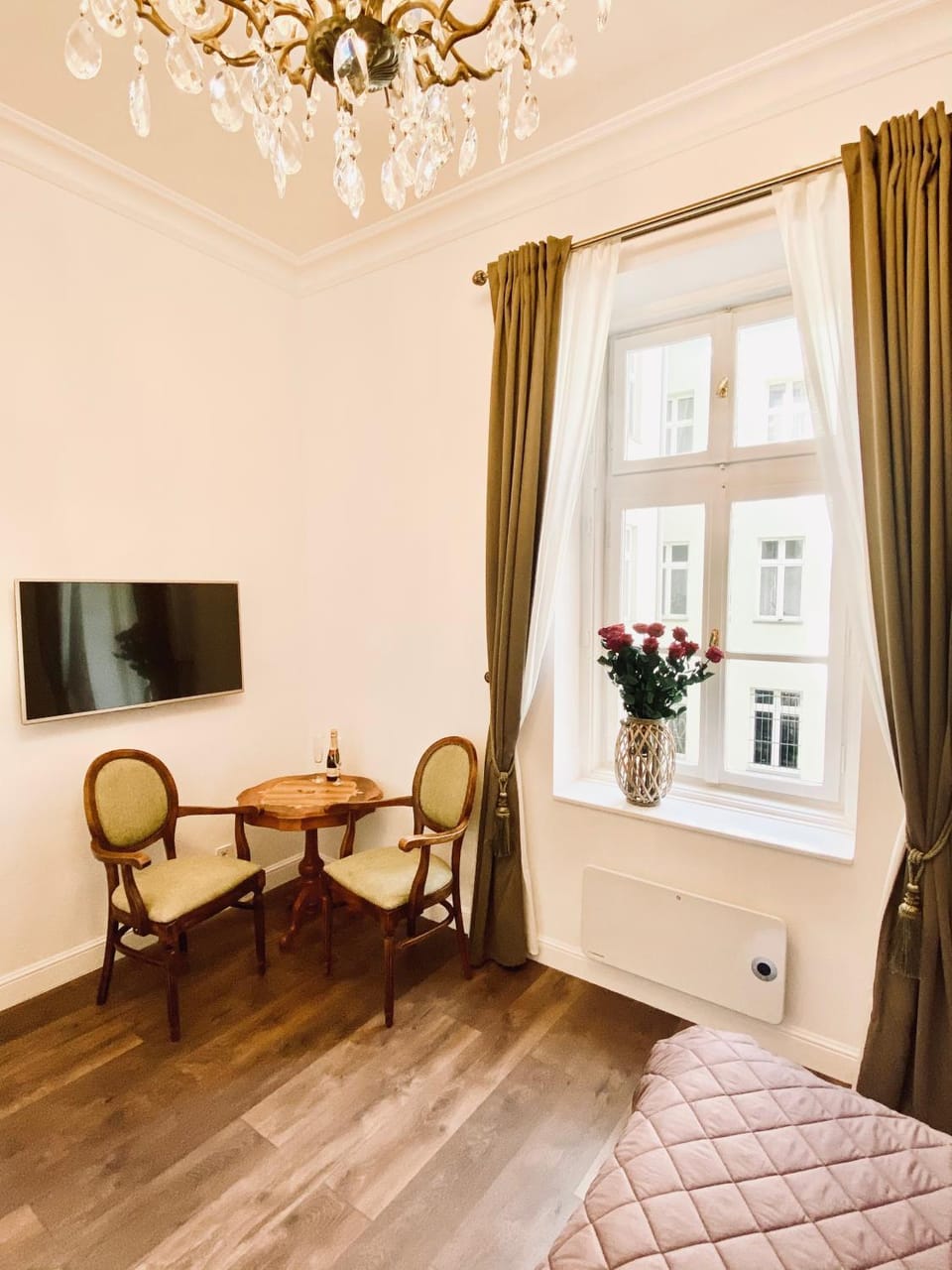 Communal lounge/ TV room, TV and multimedia, Living room, Decorative detail, Seating area, Dining area, Inner courtyard view, internet