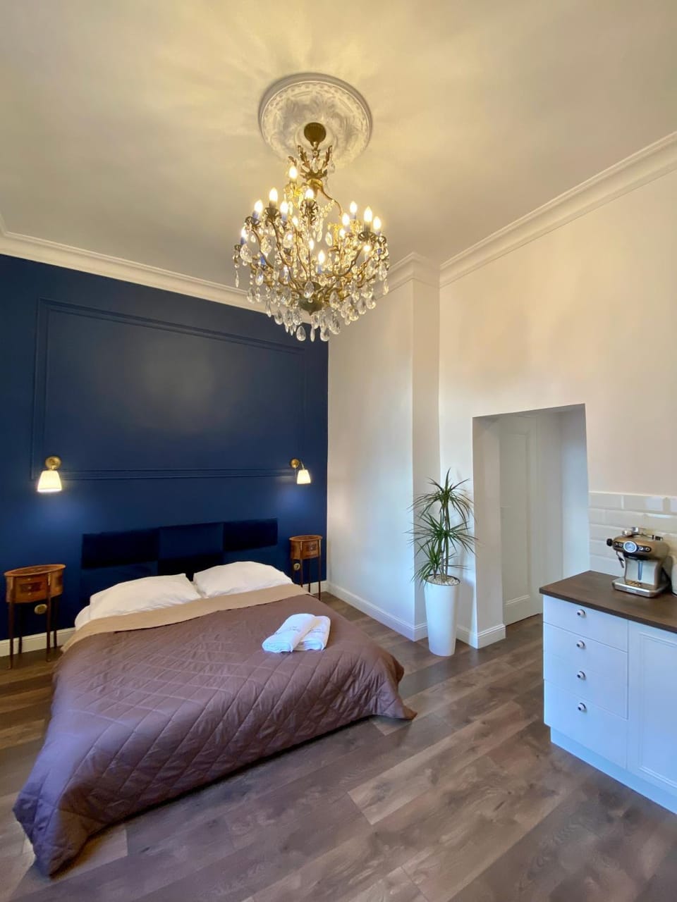 Property building, Bed, Coffee/tea facilities, Kitchen or kitchenette, Photo of the whole room, Decorative detail, Seating area, Bedroom, internet, towels