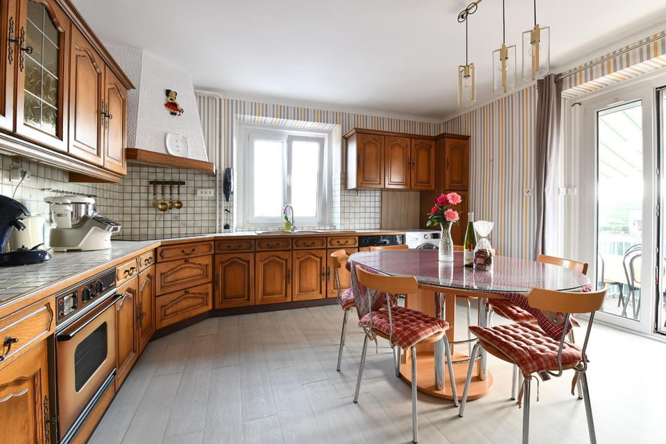 Kitchen or kitchenette, Dining area, stove