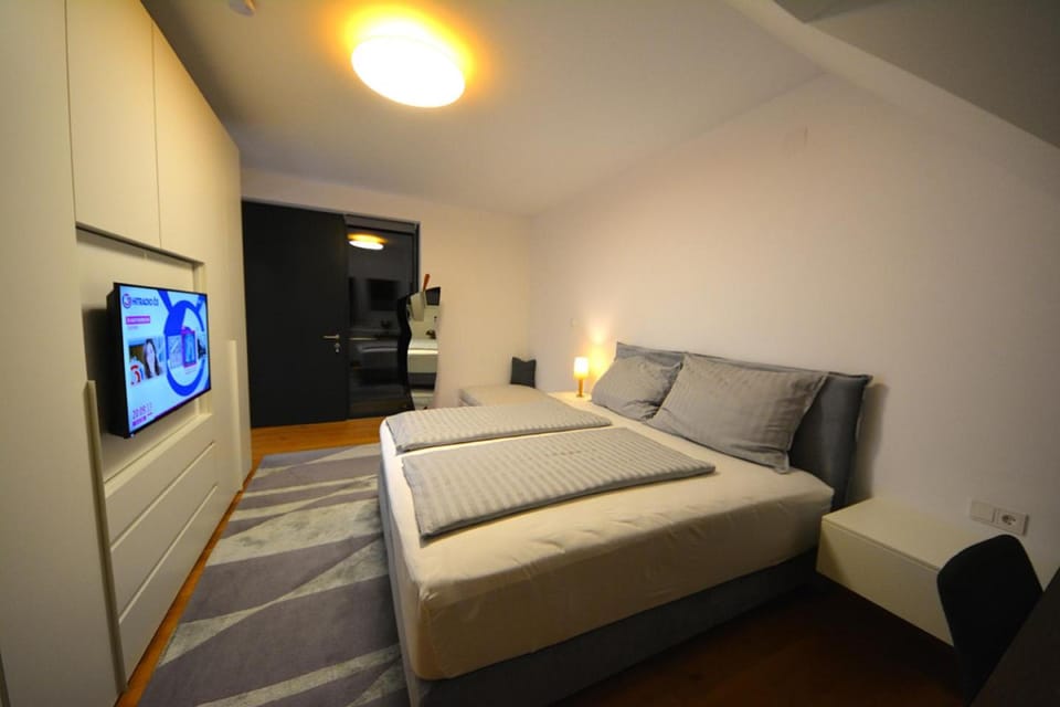 Bed, TV and multimedia, Bedroom