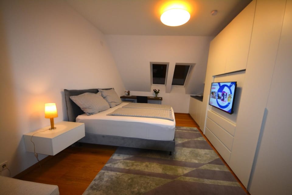 Bed, TV and multimedia, Photo of the whole room