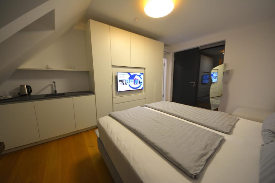 TV and multimedia, Photo of the whole room, Bedroom