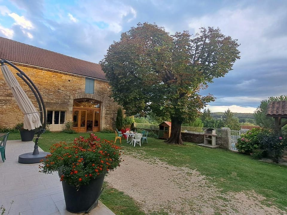 Gîte rustique avec piscine privée et Wifi - FR-1-616-70 House in Nouvelle-Aquitaine