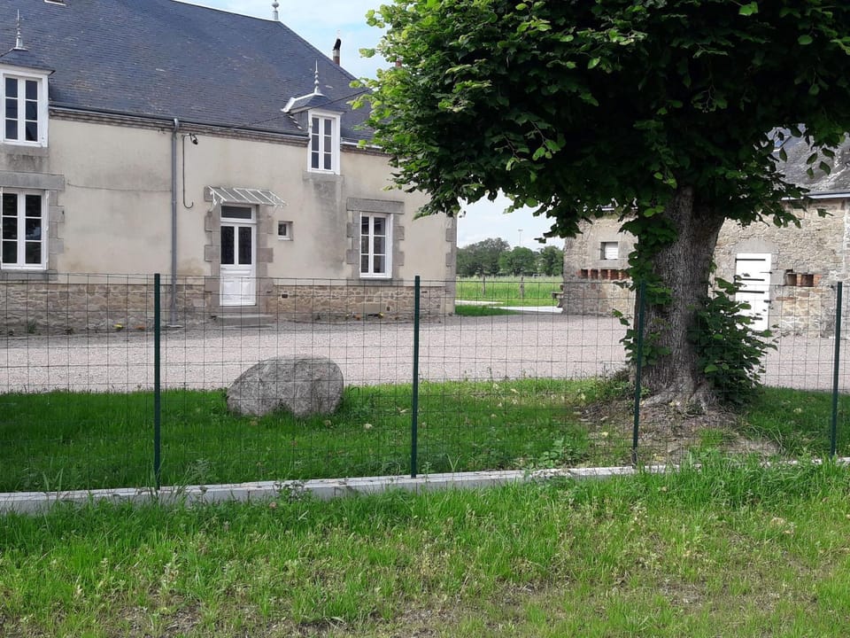 Maison paisible entre Berry et Creuse avec jardin clos, terrasse et parking privé - FR-1-591-310 House in Centre-Val de Loire