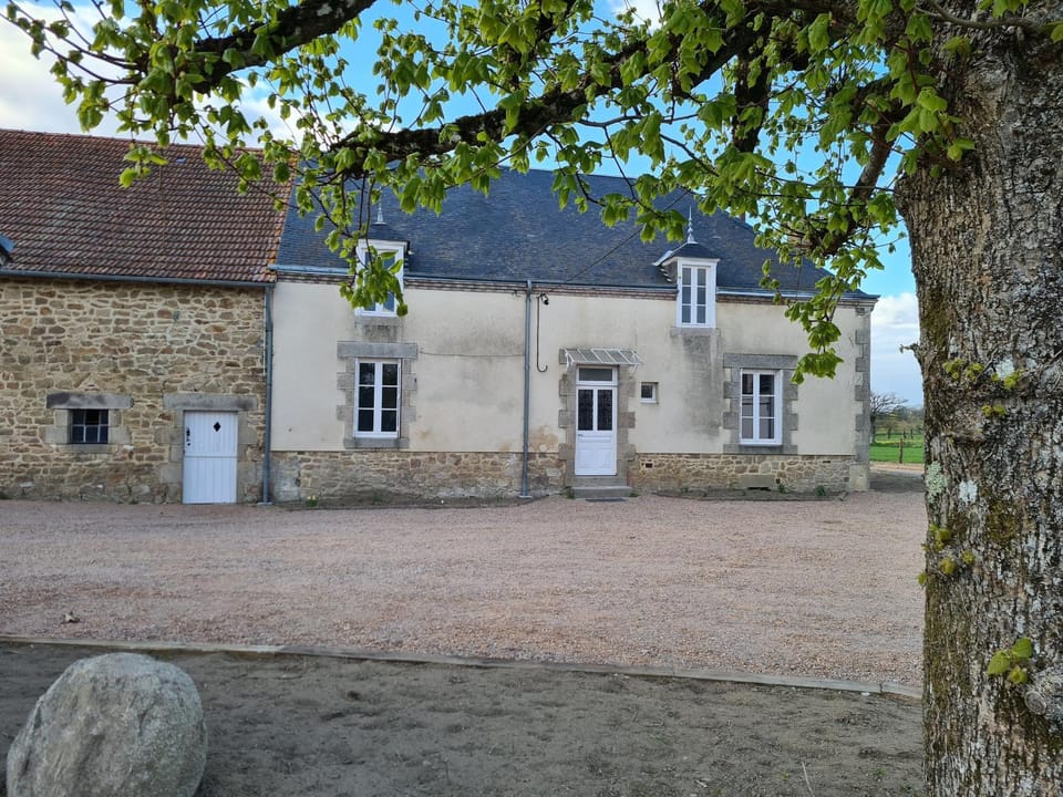 Maison paisible entre Berry et Creuse avec jardin clos, terrasse et parking privé - FR-1-591-310 House in Centre-Val de Loire