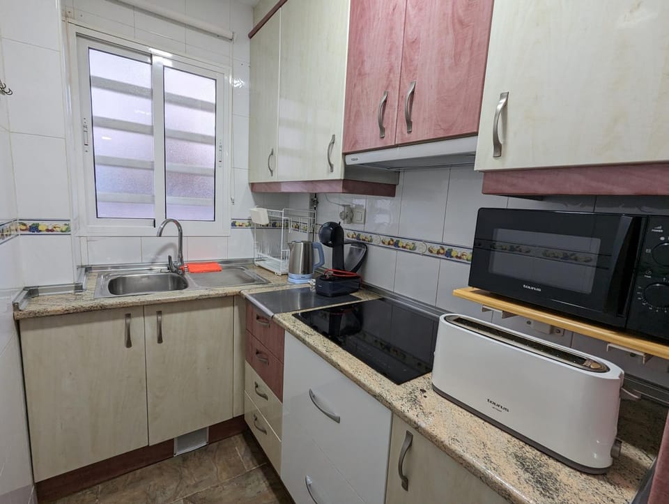 Kitchen or kitchenette, minibar, stove, toaster
