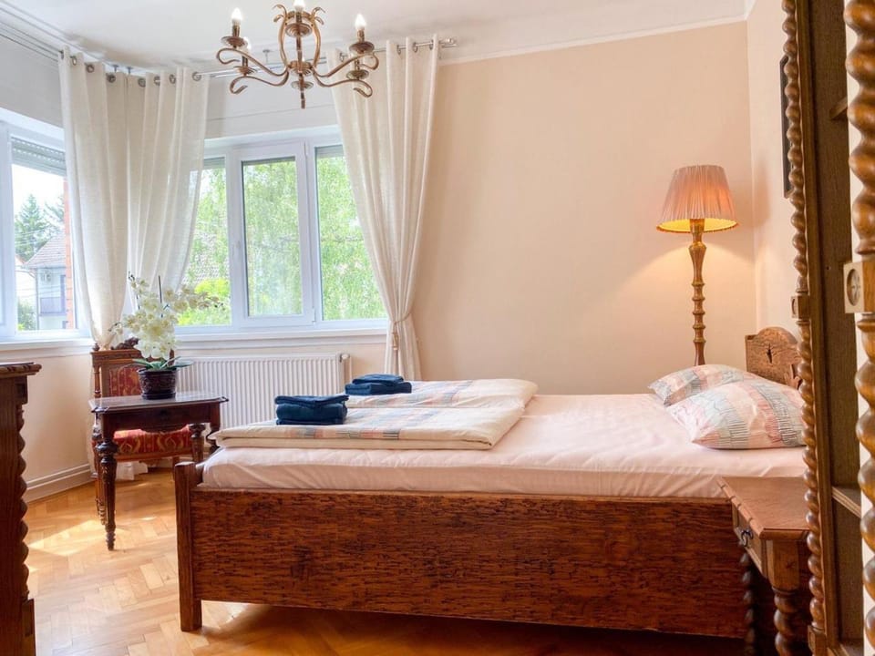 Bed, Seating area, Bedroom