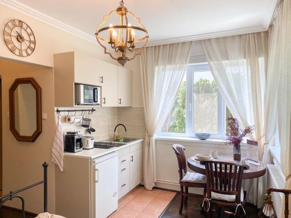 Coffee/tea facilities, Kitchen or kitchenette, Seating area, Dining area, microwave, stove, toaster, kitchen