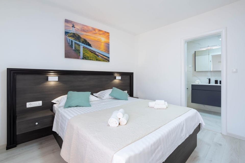 Bed, Bathroom, Bedroom