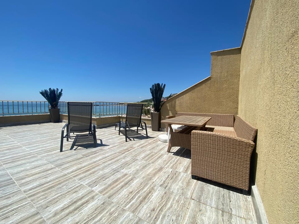 Patio, Day, Natural landscape, View (from property/room), Balcony/Terrace, Seating area, Sea view, sunbed