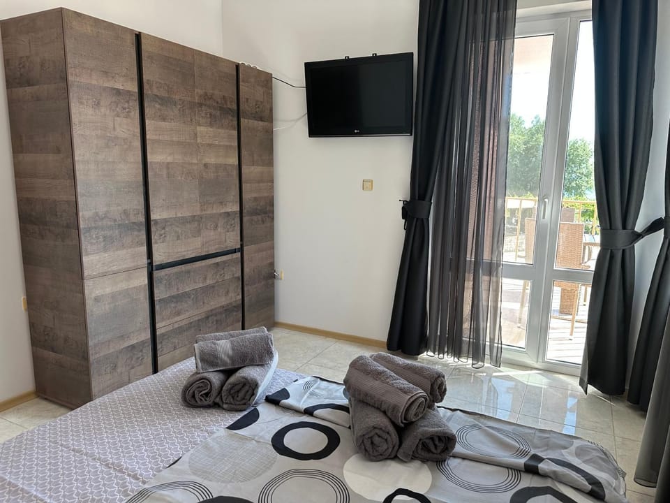 Bed, Bedroom, towels, wardrobe