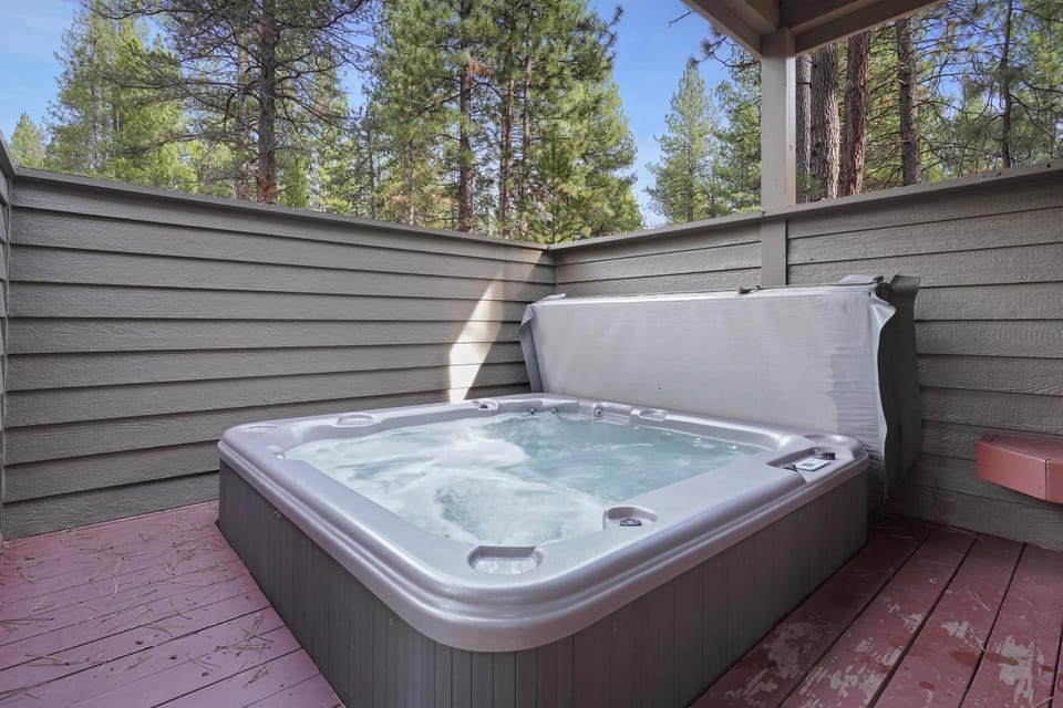 3 Tumalo Home with Wood Burning Stone Fireplace, Hot Tub, and BBQ on the Deck House in Sunriver