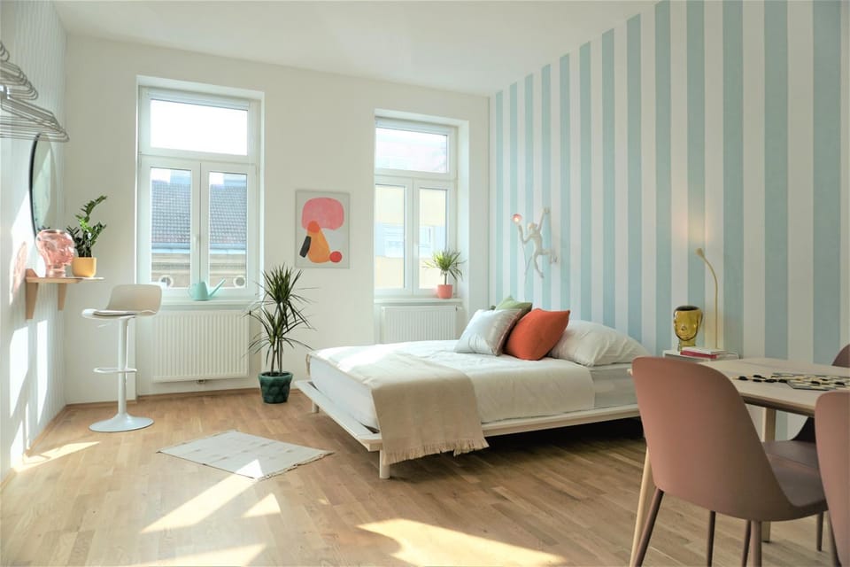 Bed, Bedroom, Street view