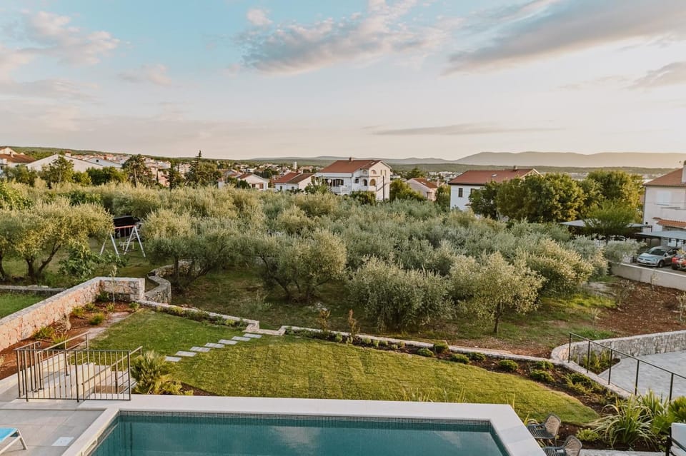 Property building, Garden, Swimming pool