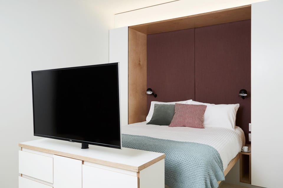 Bed, TV and multimedia, Bedroom