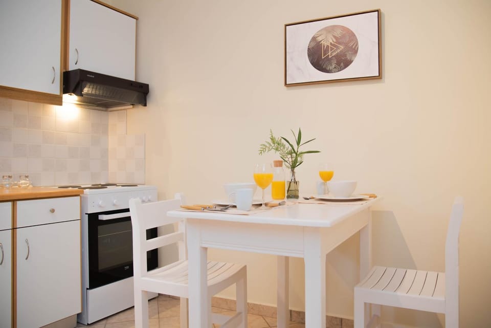 Kitchen or kitchenette, Dining area, pet friendly, stove