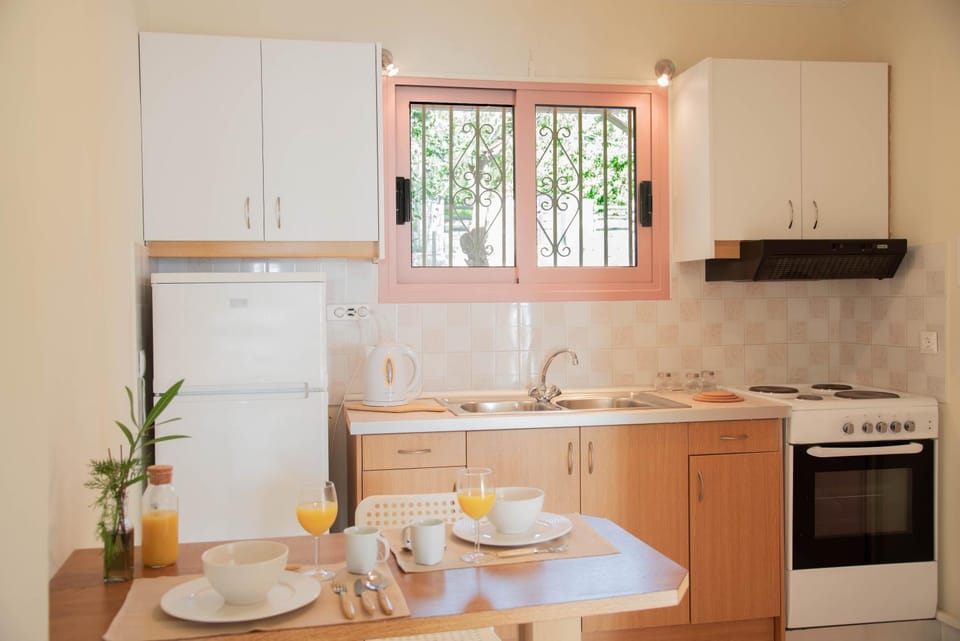 Kitchen or kitchenette, Dining area, pet friendly, stove, toaster