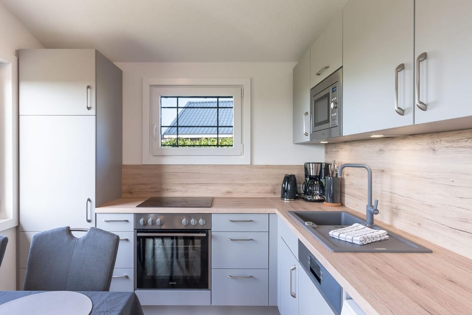 Coffee/tea facilities, Kitchen or kitchenette, Dining area, dishwasher, oven, stove