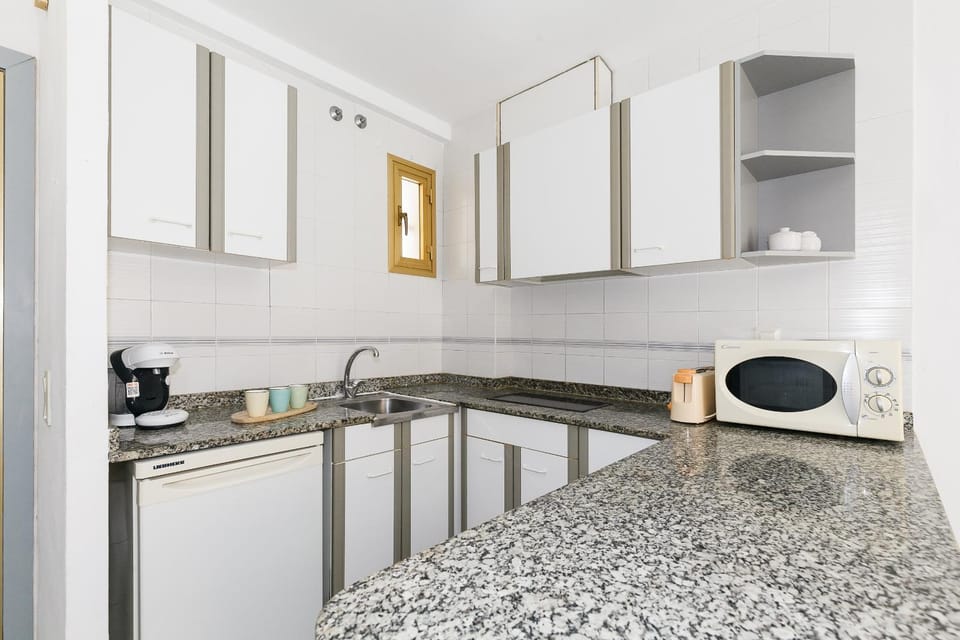 Kitchen or kitchenette, minibar, stove