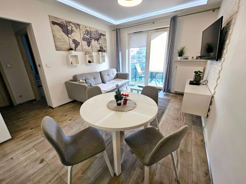 TV and multimedia, Living room, Seating area, Dining area
