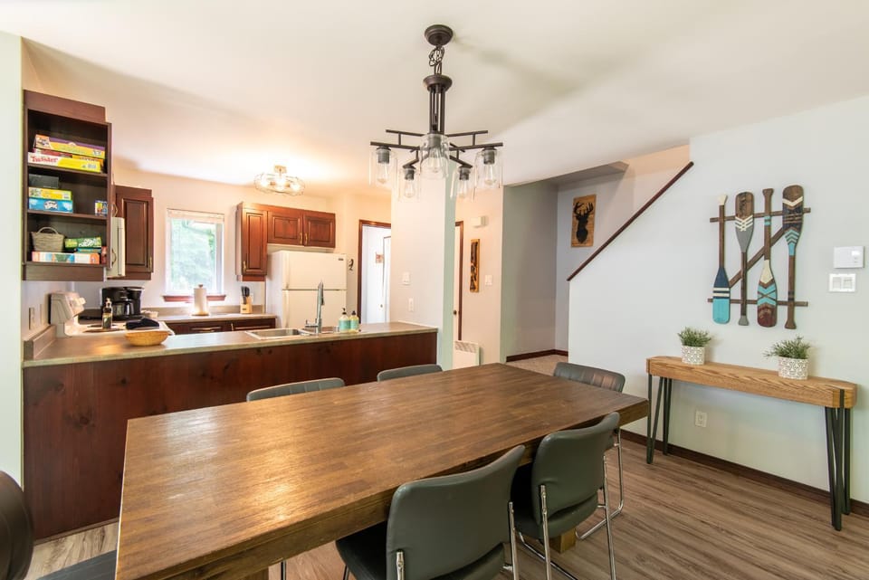 Kitchen or kitchenette, Dining area, stove