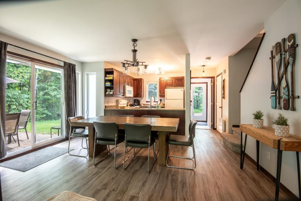 Kitchen or kitchenette, Living room, Seating area, Dining area