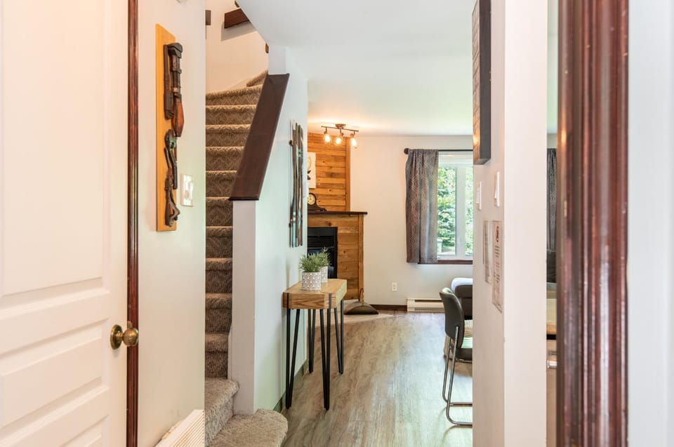 Decorative detail, Dining area, fireplace