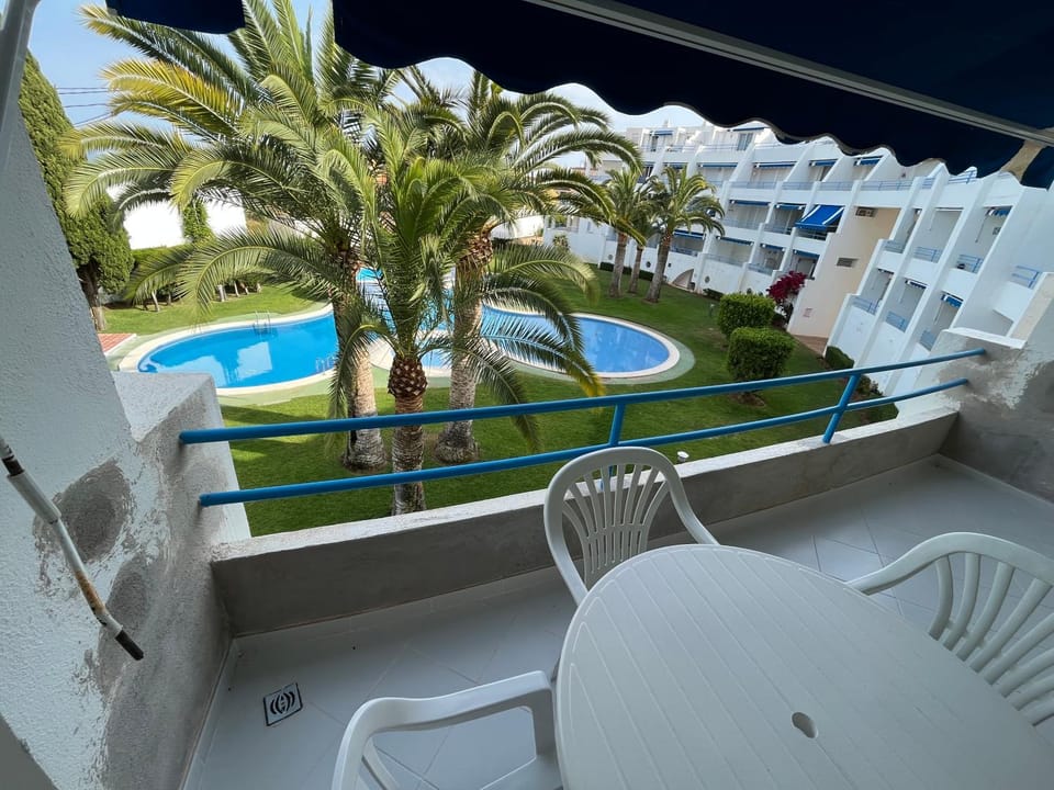 Swimming pool, Breakfast