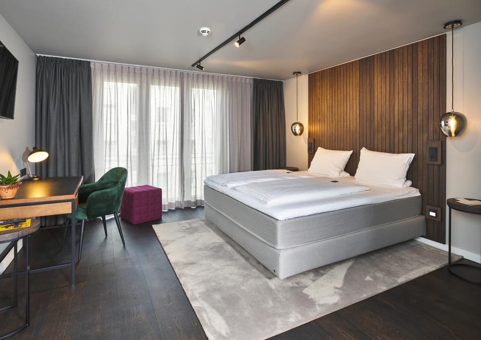 Bed, TV and multimedia, Living room, Photo of the whole room, Bedroom