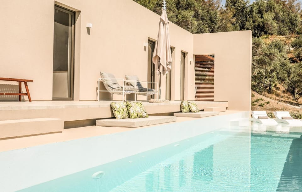 Patio, Day, Natural landscape, Swimming pool, sunbed