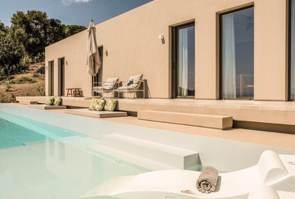 Property building, Patio, Day, Swimming pool, sunbed