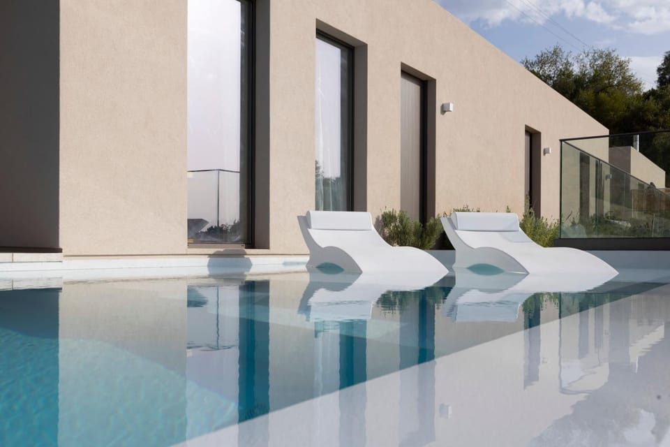 Day, Swimming pool, sunbed