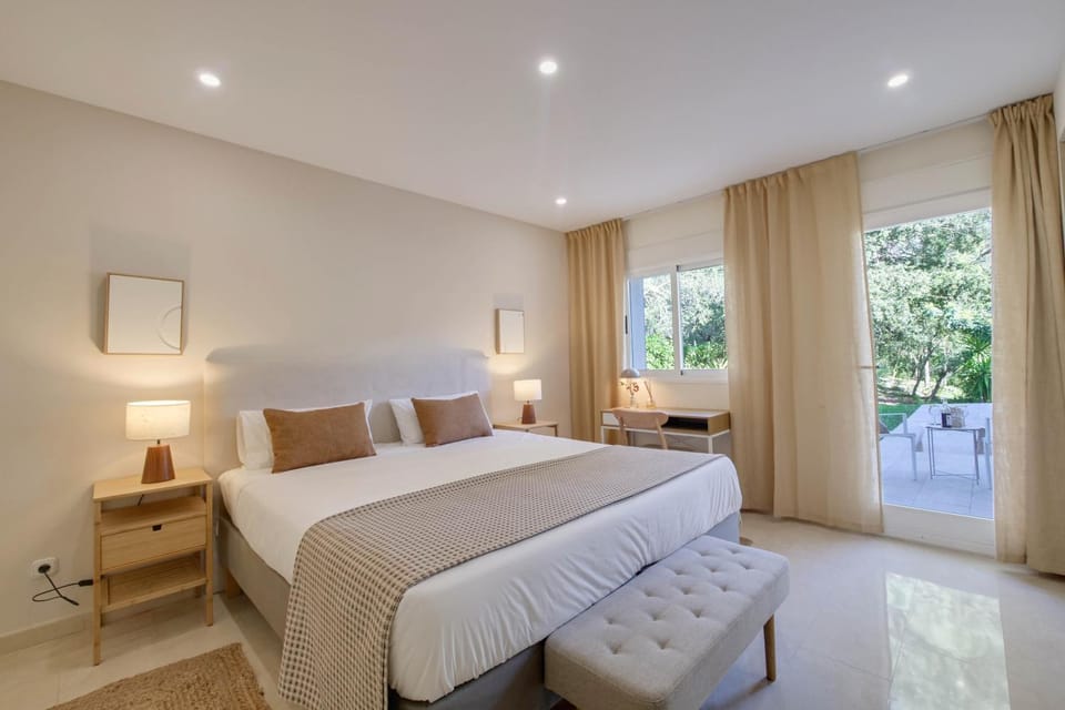 Bed, Bedroom, Garden view