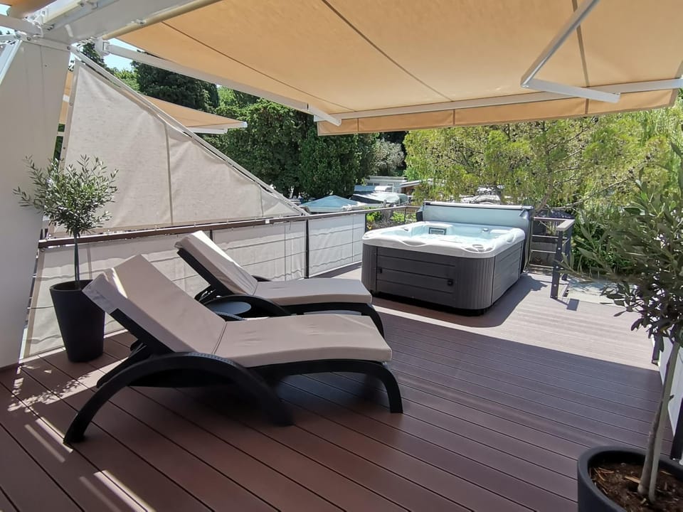 Patio, Massage, sunbed