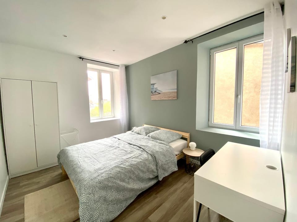 Photo of the whole room, Bedroom