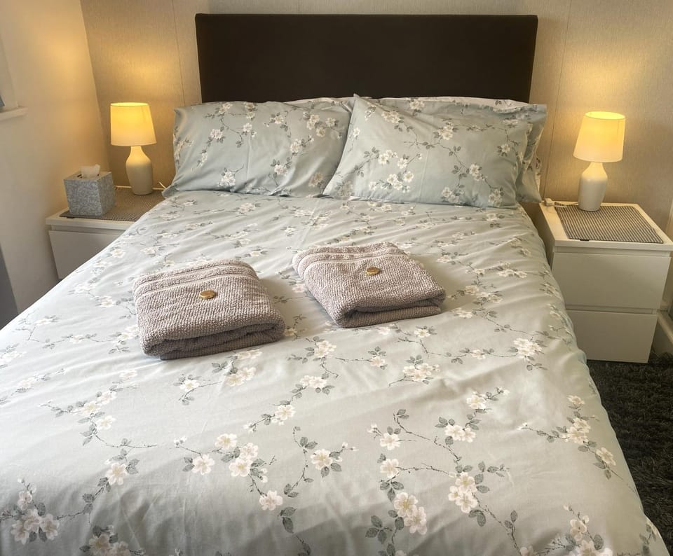 En-suite room near forest & sea, with fridge, microwave and TV Vacation rental in New Milton
