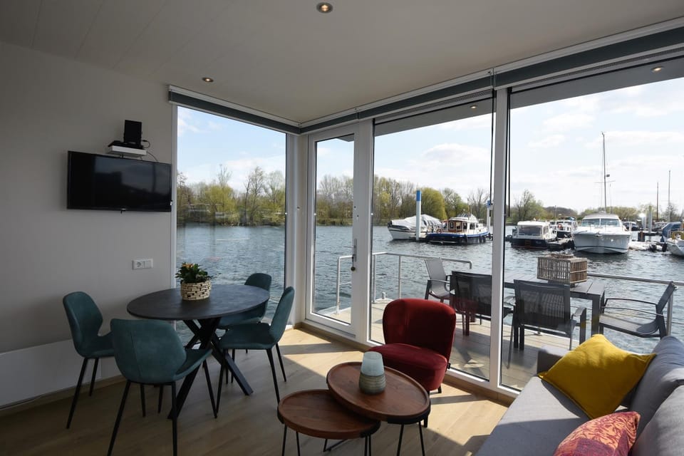 View (from property/room), Living room, Seating area, Garden view, Lake view
