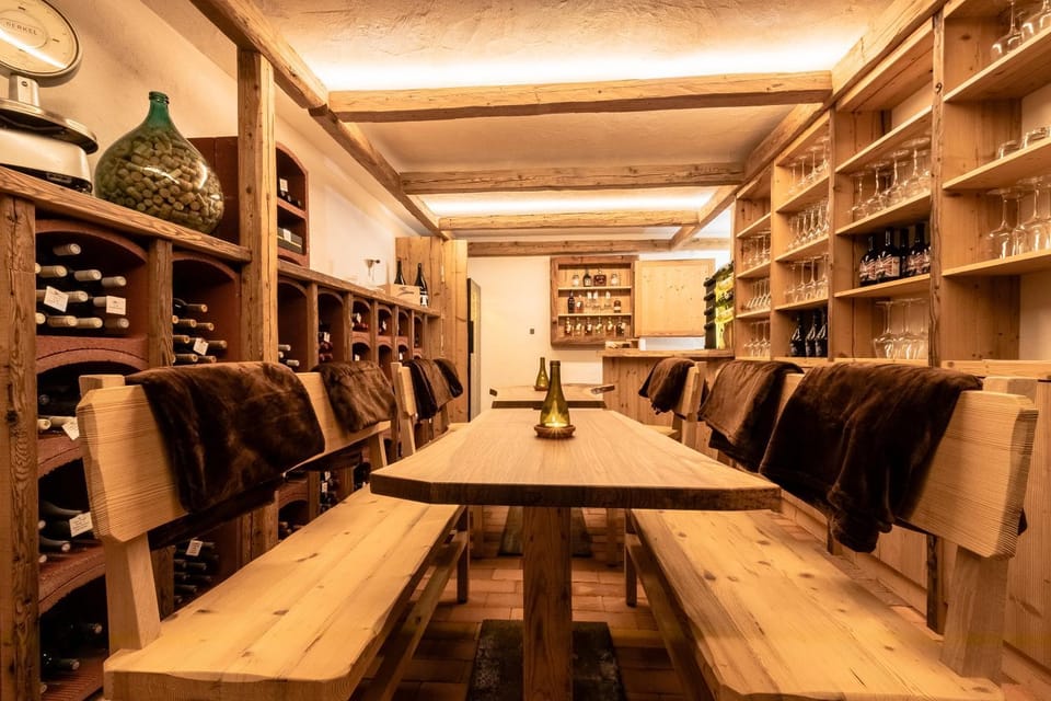Lounge or bar, Evening entertainment, Alcoholic drinks