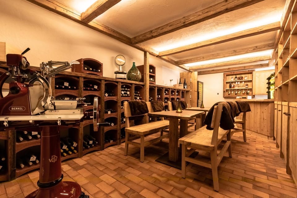 Lounge or bar, Evening entertainment, Alcoholic drinks