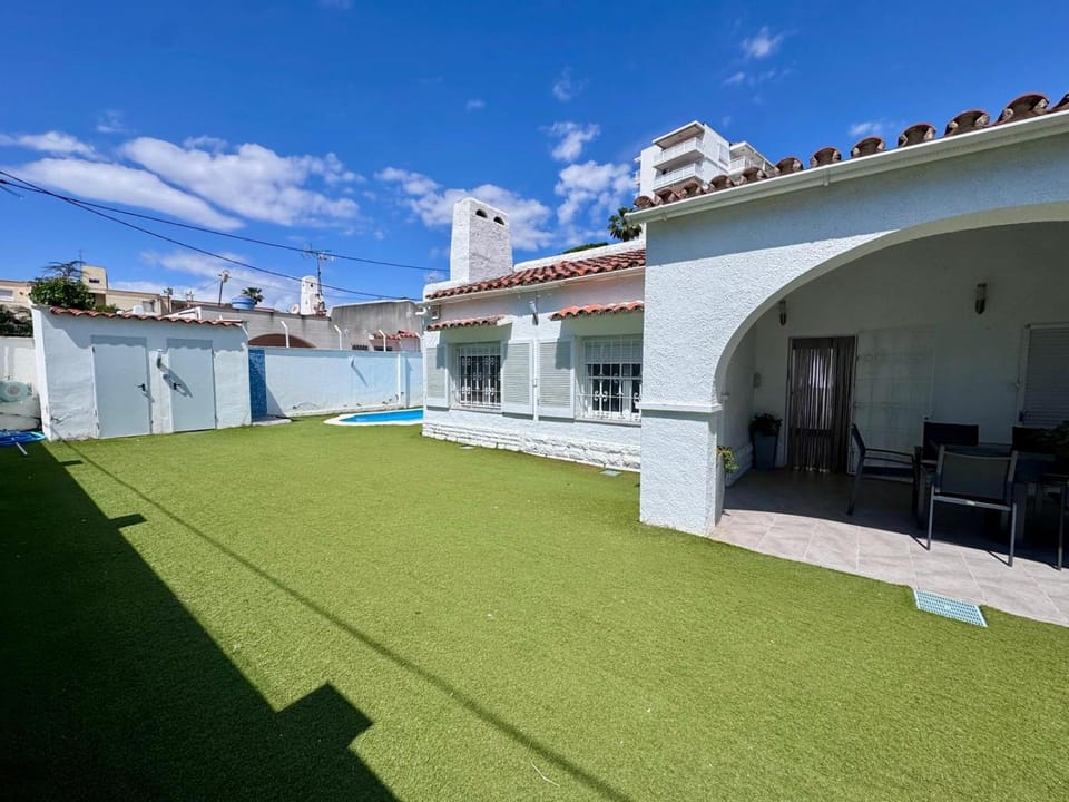 Property building, Day, Garden, Swimming pool