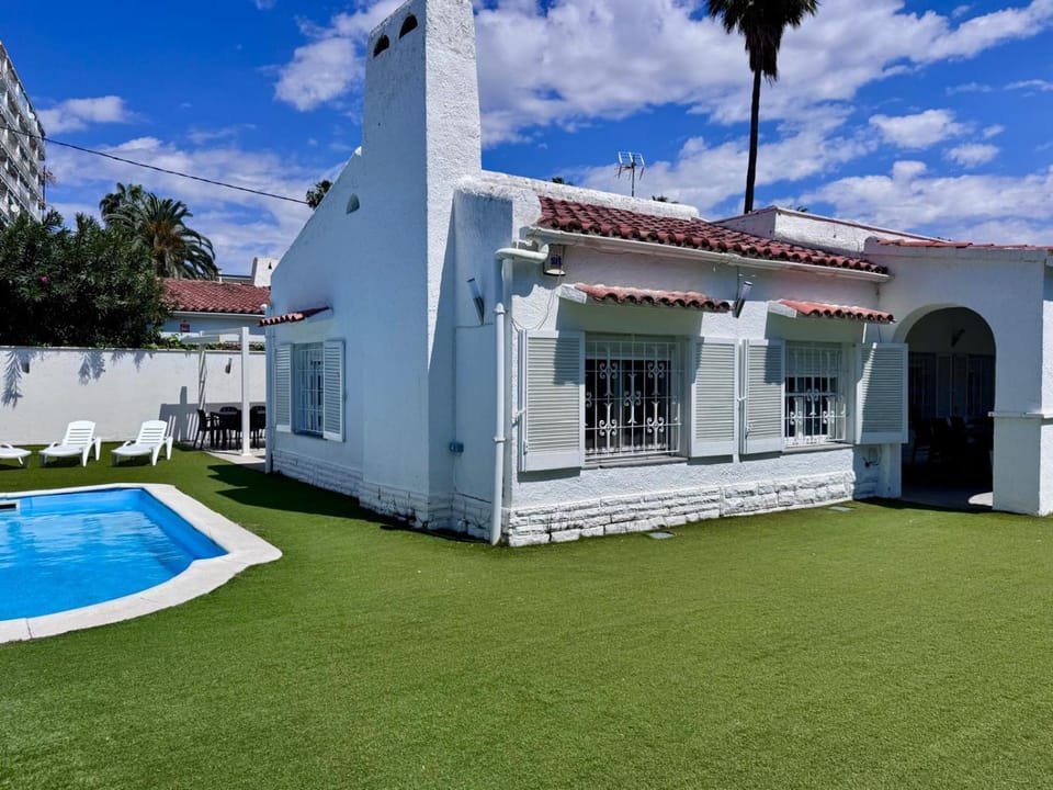 Patio, Garden, Swimming pool, sunbed