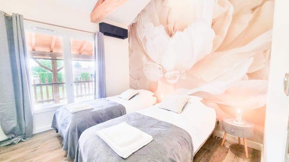 Bed, Photo of the whole room, Bedroom, Garden view