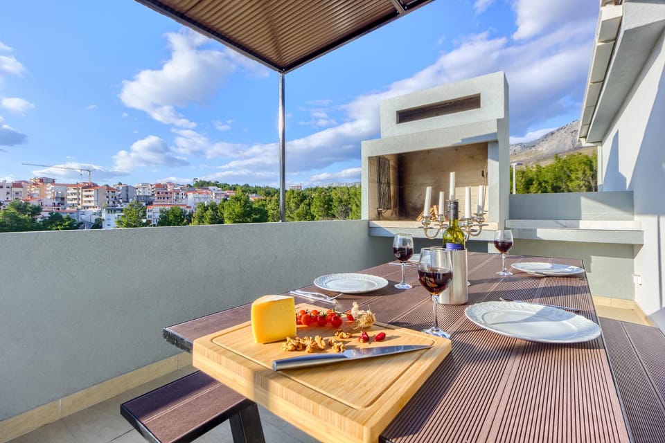 BBQ facilities, Balcony/Terrace, flat iron